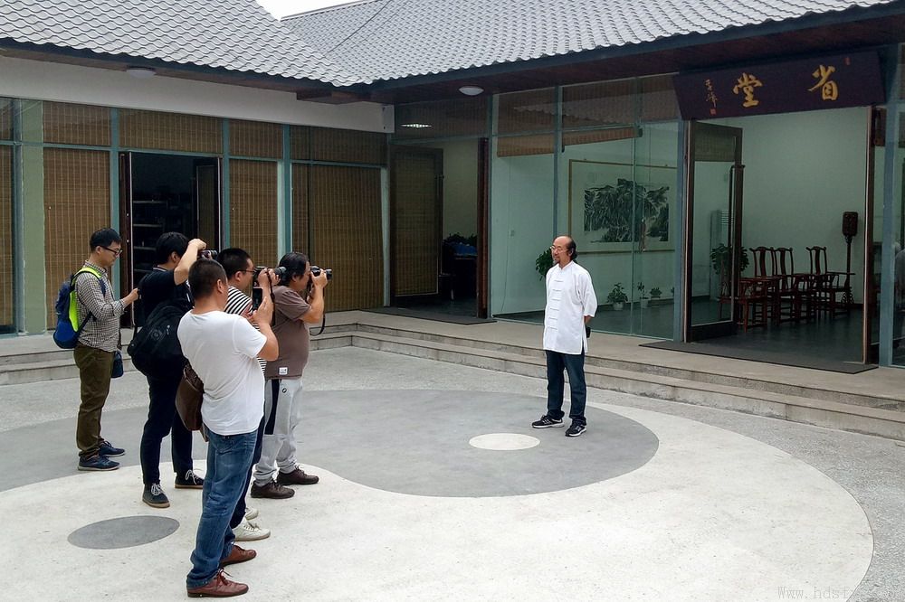 “劲风朗怀-李琦书画展”新闻发布会在八马茶行举行