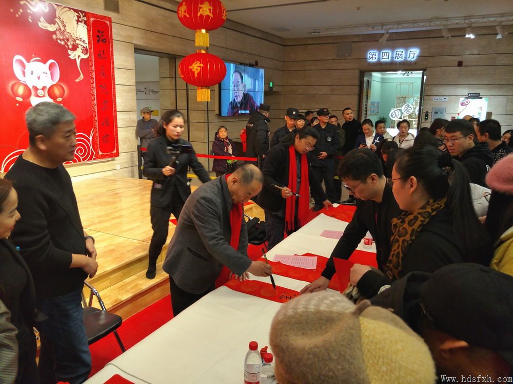 手写春联,年味更浓-邯郸书协开展“名家免费写春联、吉祥如意送回家”大型公益活动