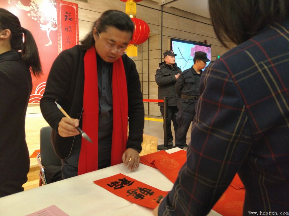 手写春联,年味更浓-邯郸书协开展“名家免费写春联、吉祥如意送回家”大型公益活动