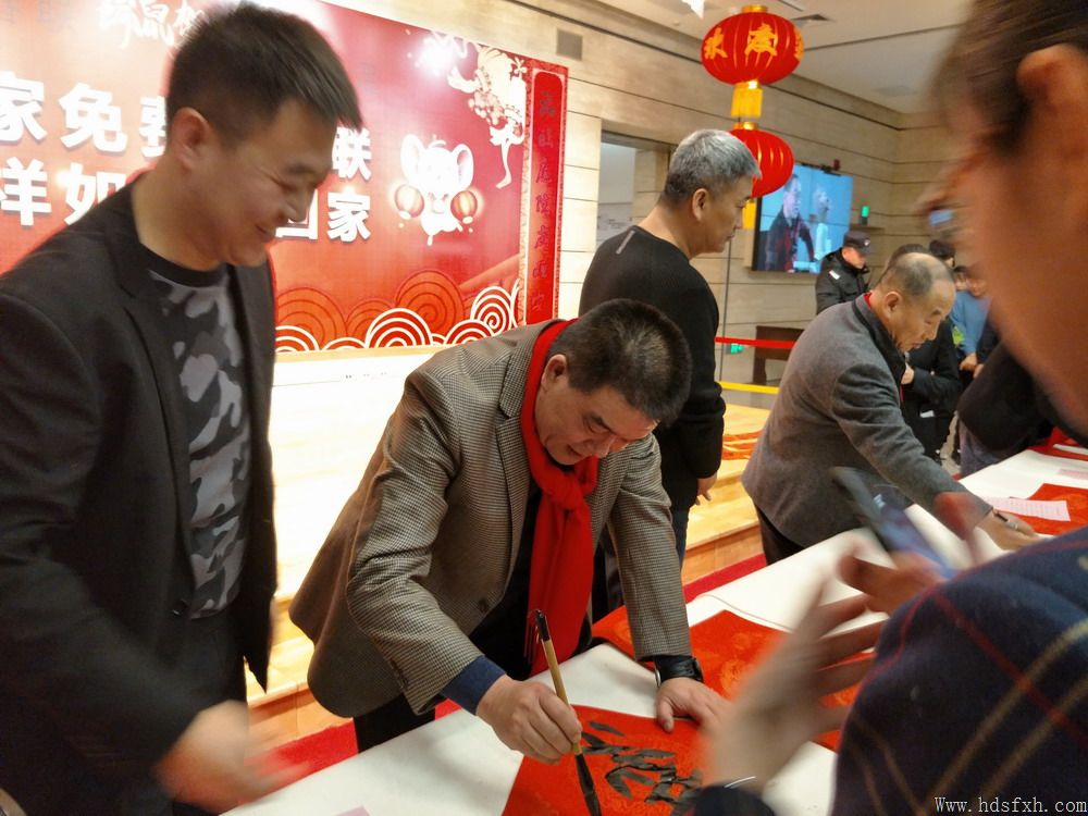 手写春联,年味更浓-邯郸书协开展“名家免费写春联、吉祥如意送回家”大型公益活动