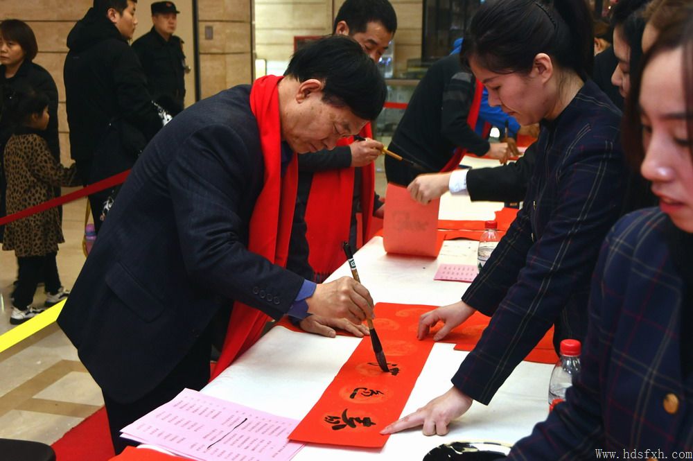 手写春联,年味更浓-邯郸书协开展“名家免费写春联、吉祥如意送回家”大型公益活动