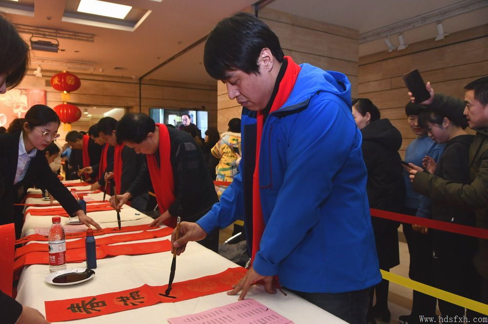手写春联,年味更浓-邯郸书协开展“名家免费写春联、吉祥如意送回家”大型公益活动