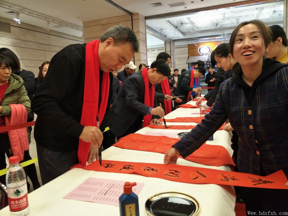手写春联,年味更浓-邯郸书协开展“名家免费写春联、吉祥如意送回家”大型公益活动