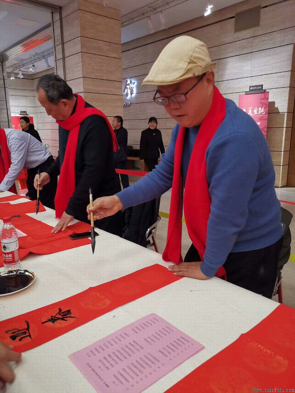 手写春联,年味更浓-邯郸书协开展“名家免费写春联、吉祥如意送回家”大型公益活动