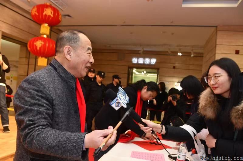 手写春联,年味更浓-邯郸书协开展“名家免费写春联、吉祥如意送回家”大型公益活动