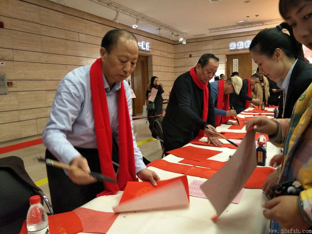 手写春联,年味更浓-邯郸书协开展“名家免费写春联、吉祥如意送回家”大型公益活动