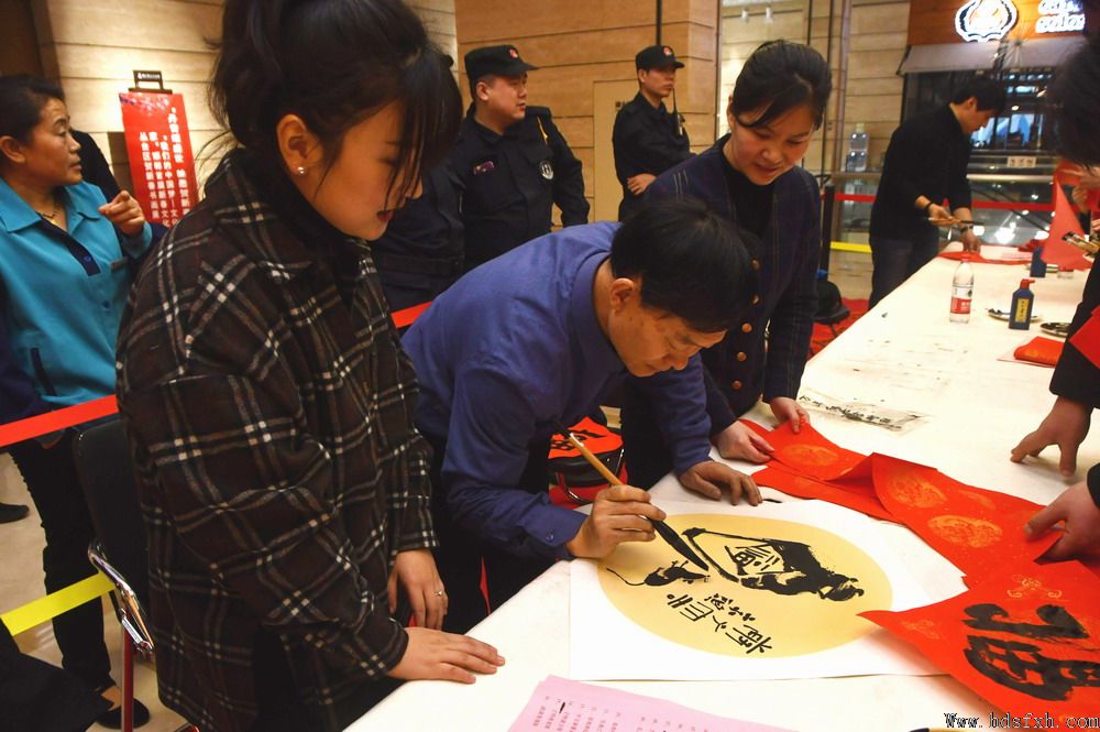 手写春联,年味更浓-邯郸书协开展“名家免费写春联、吉祥如意送回家”大型公益活动