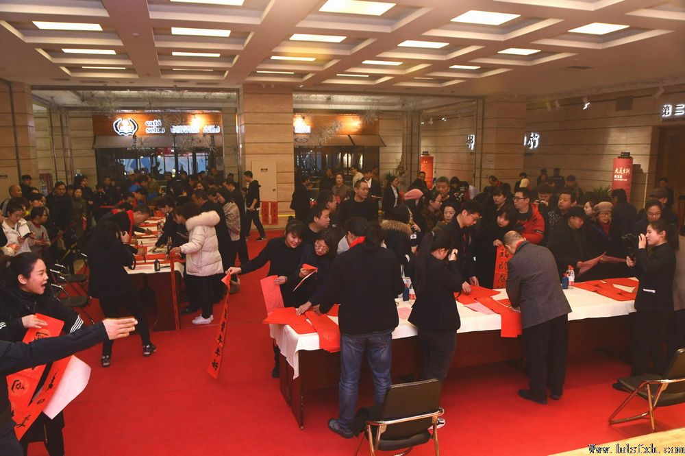 手写春联,年味更浓-邯郸书协开展“名家免费写春联、吉祥如意送回家”大型公益活动