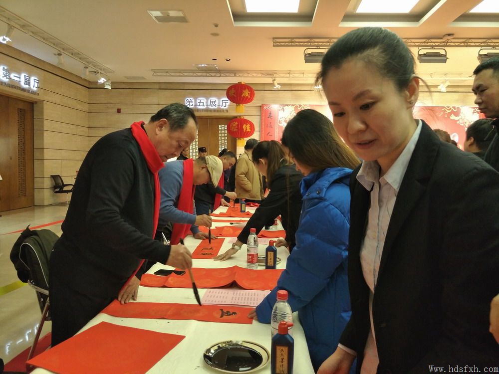 手写春联,年味更浓-邯郸书协开展“名家免费写春联、吉祥如意送回家”大型公益活动