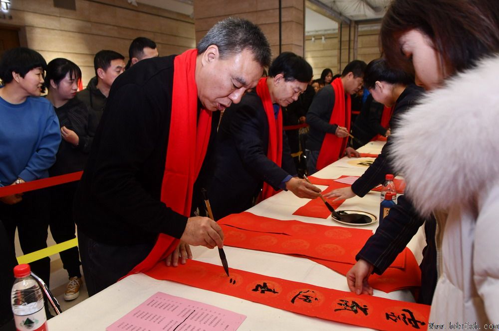 手写春联,年味更浓-邯郸书协开展“名家免费写春联、吉祥如意送回家”大型公益活动