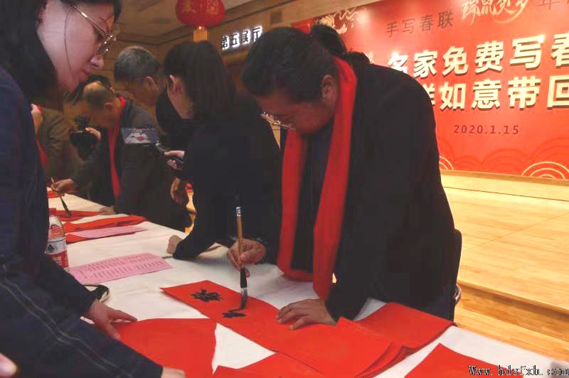 手写春联,年味更浓-邯郸书协开展“名家免费写春联、吉祥如意送回家”大型公益活动