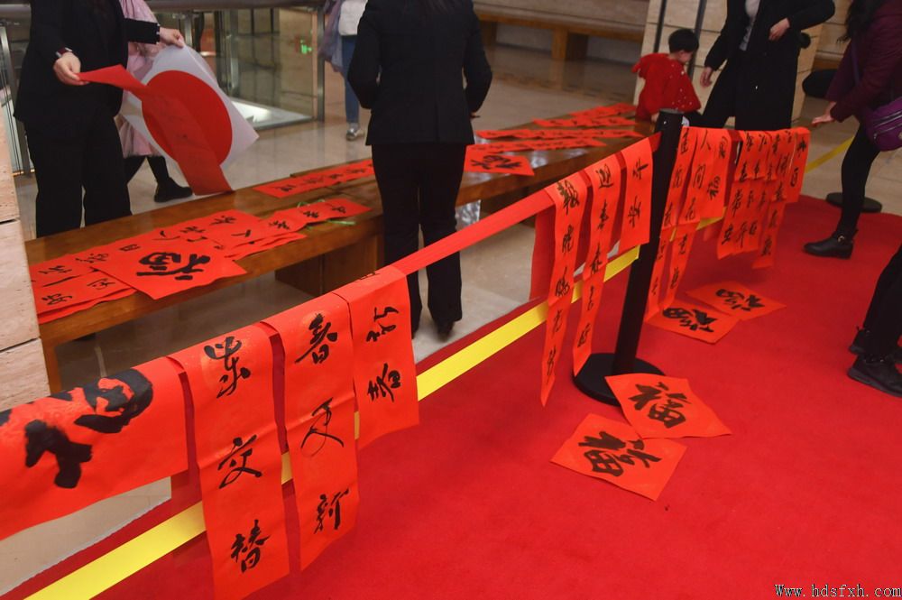 手写春联,年味更浓-邯郸书协开展“名家免费写春联、吉祥如意送回家”大型公益活动