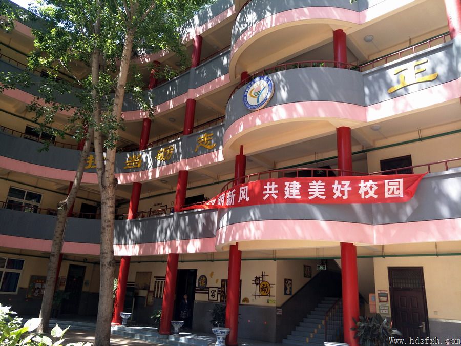 李琦向丛阳小学捐赠磁州窑天香瓘200件