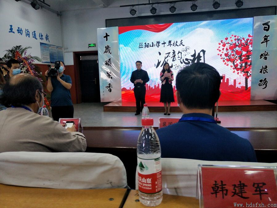 李琦向丛阳小学捐赠磁州窑天香瓘200件
