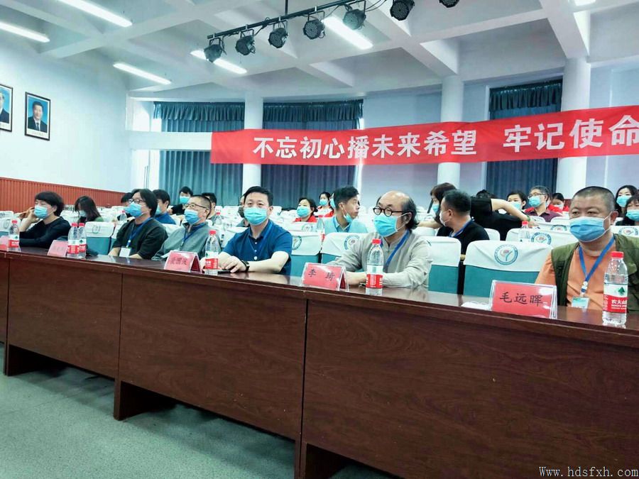 李琦向丛阳小学捐赠磁州窑天香瓘200件