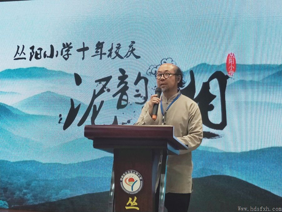 李琦向丛阳小学捐赠磁州窑天香瓘200件
