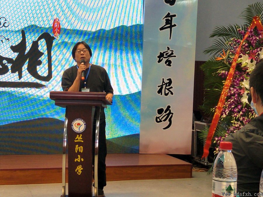 李琦向丛阳小学捐赠磁州窑天香瓘200件