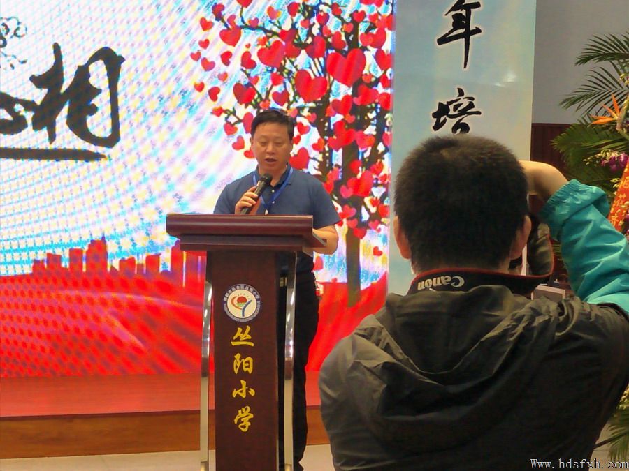李琦向丛阳小学捐赠磁州窑天香瓘200件