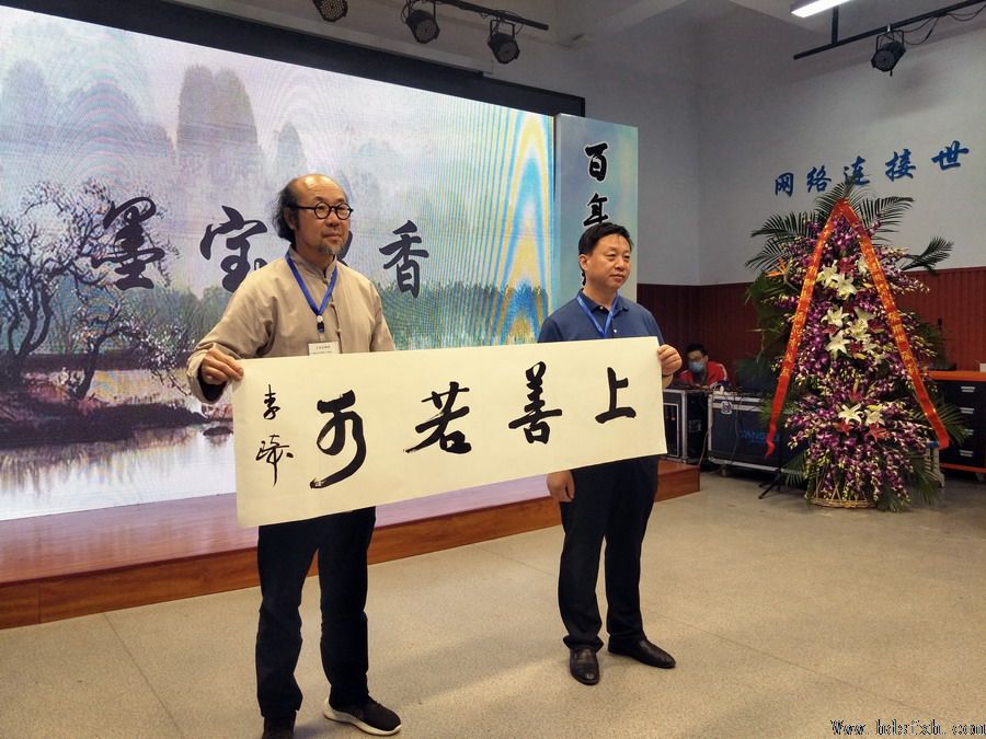 李琦向丛阳小学捐赠磁州窑天香瓘200件