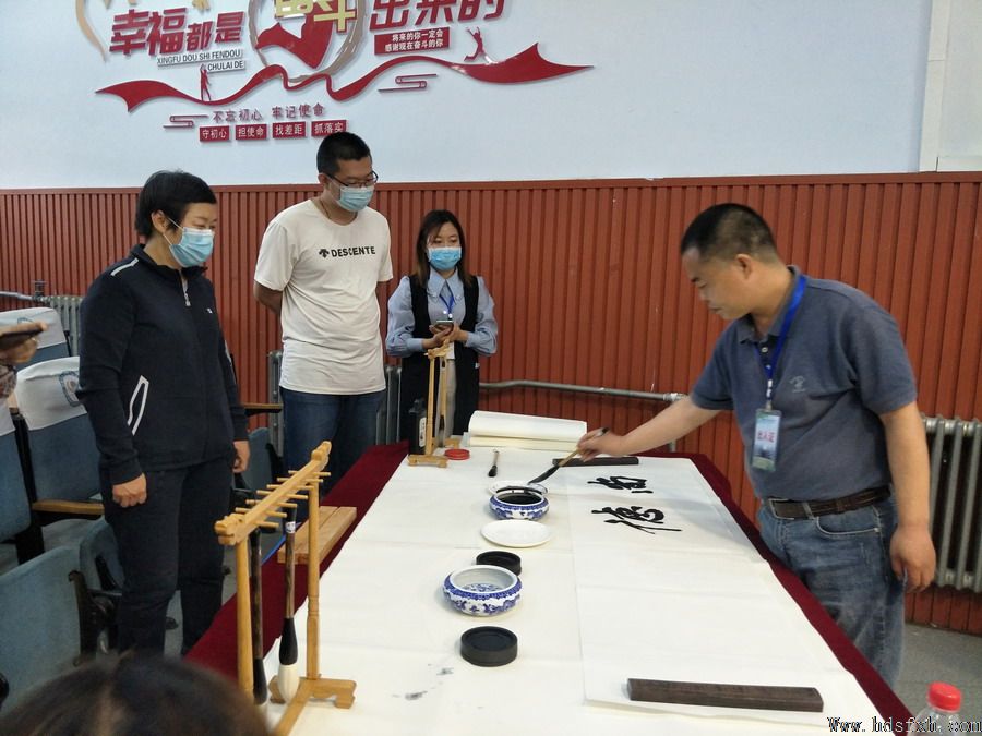 李琦向丛阳小学捐赠磁州窑天香瓘200件