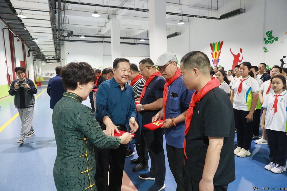 邯郸书协走进育华小学开展“文润童心 艺起成长”援教志愿活动