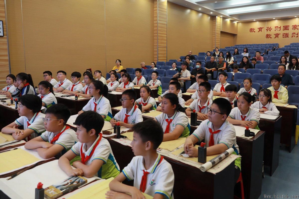 邯郸书协走进育华小学开展“文润童心 艺起成长”援教志愿活动