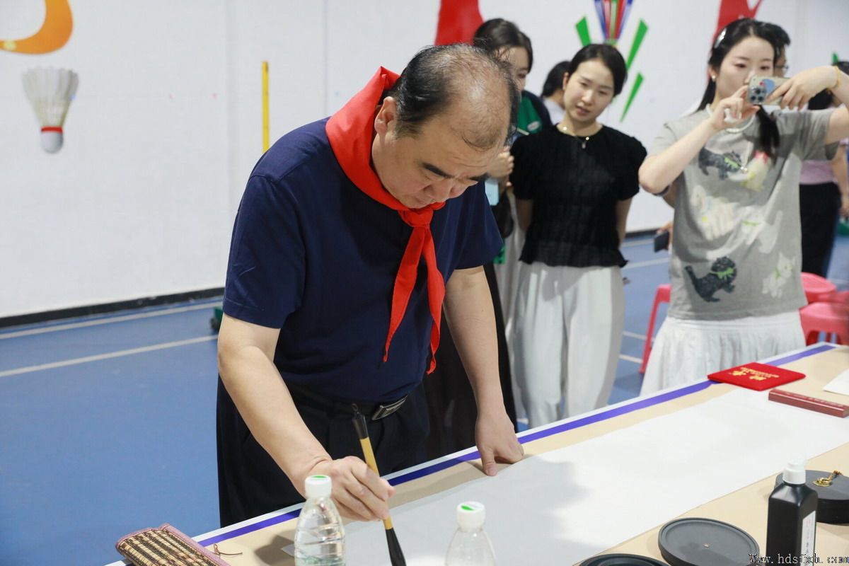 邯郸书协走进育华小学开展“文润童心 艺起成长”援教志愿活动