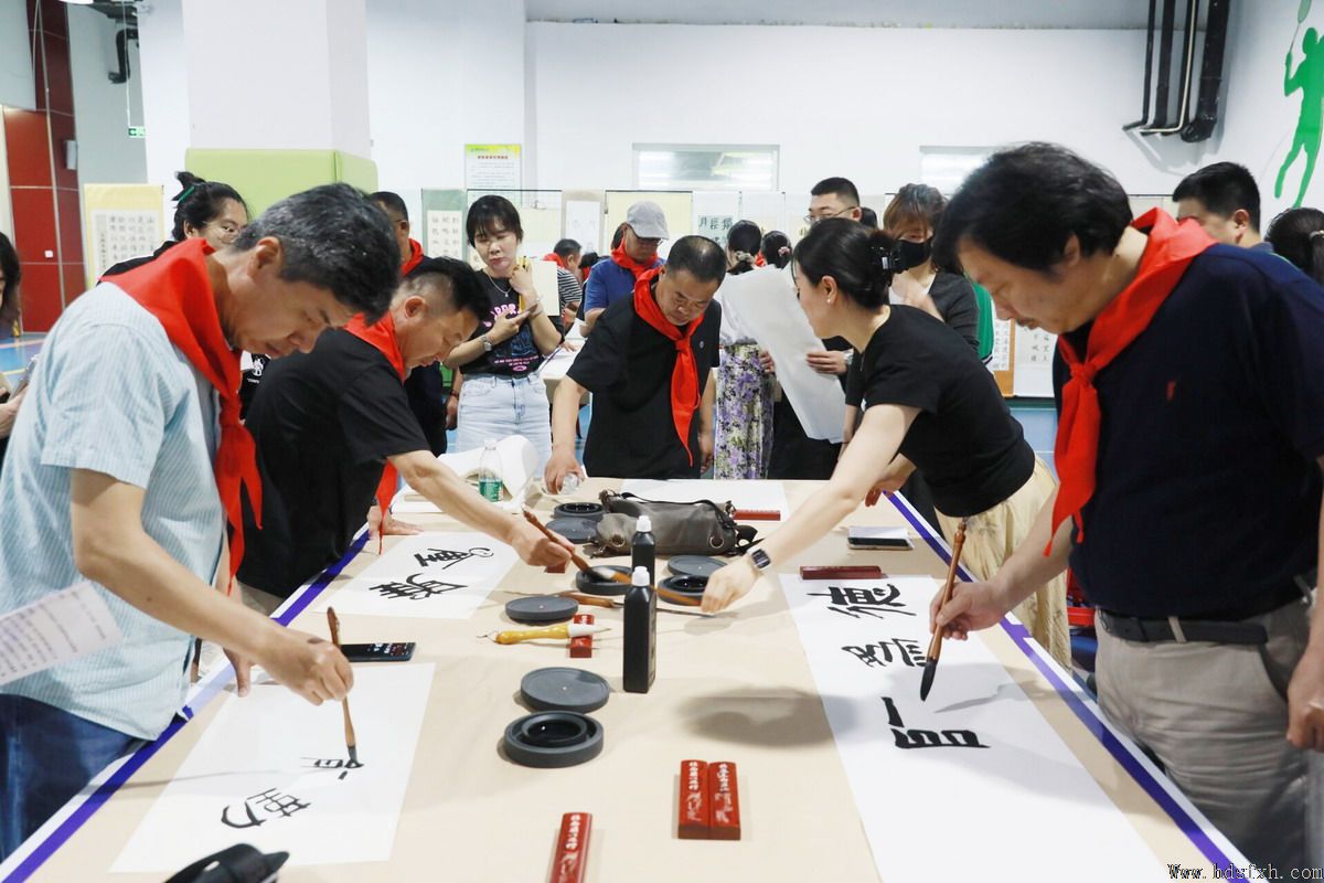 邯郸书协走进育华小学开展“文润童心 艺起成长”援教志愿活动