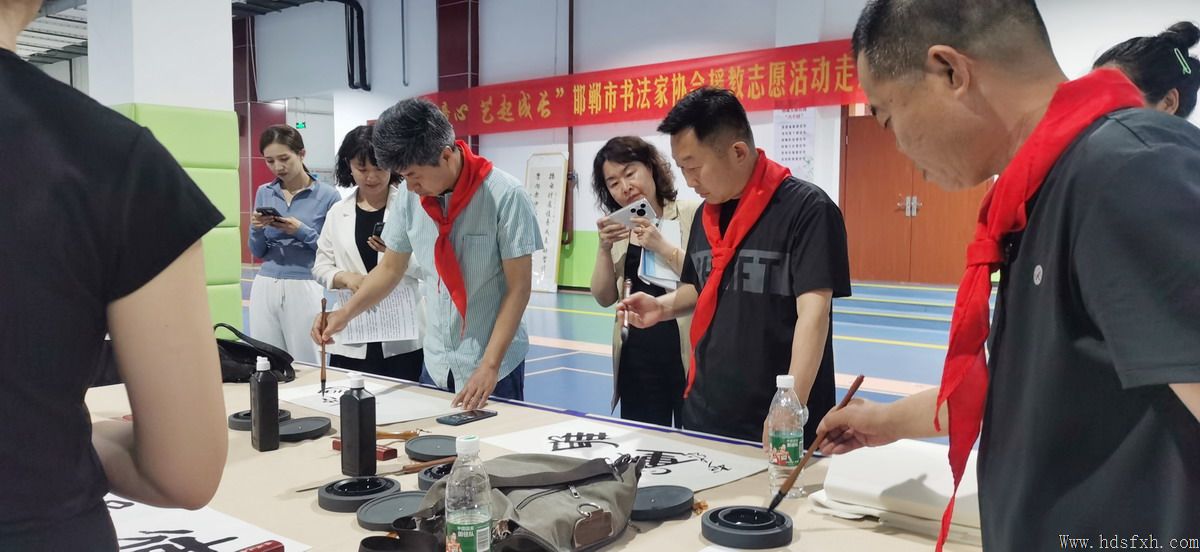 邯郸书协走进育华小学开展“文润童心 艺起成长”援教志愿活动