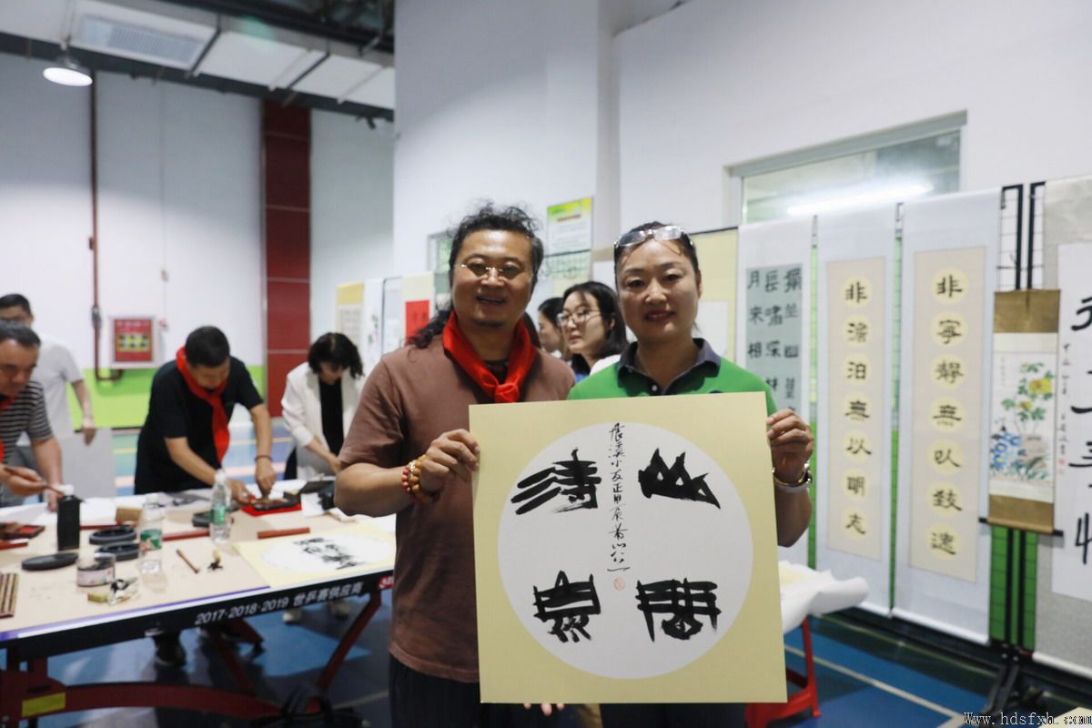邯郸书协走进育华小学开展“文润童心 艺起成长”援教志愿活动