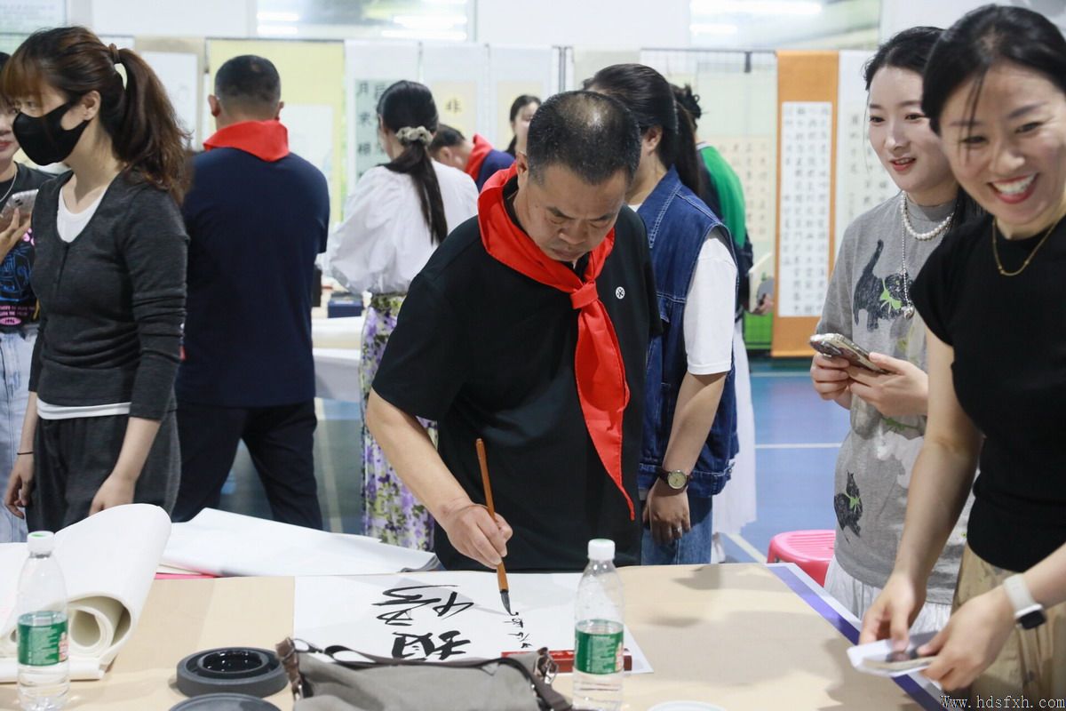 邯郸书协走进育华小学开展“文润童心 艺起成长”援教志愿活动