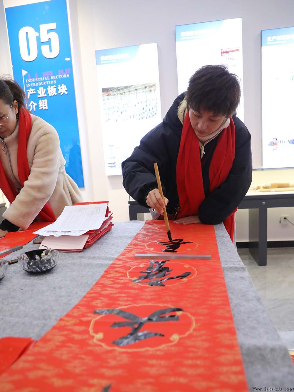 邯郸书协“万福迎春”公益活动走进邯钢附企