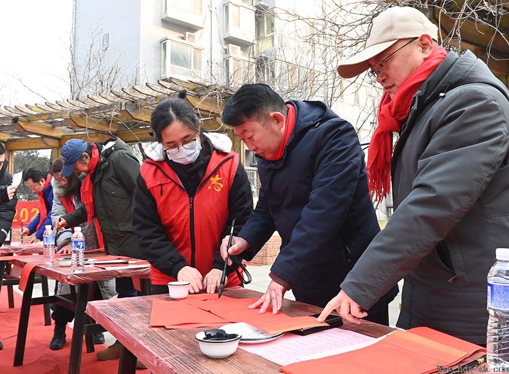 邯郸书协“万福迎春”公益活动走进经开区东方新城