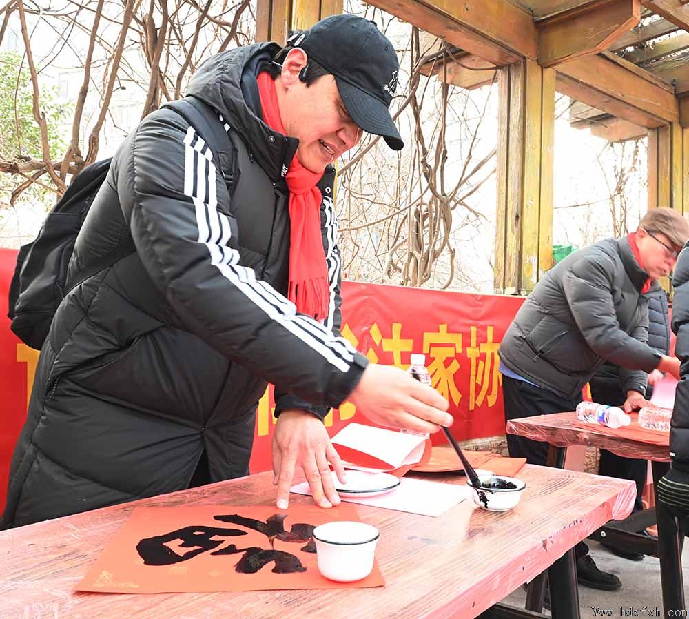 邯郸书协“万福迎春”公益活动走进经开区东方新城