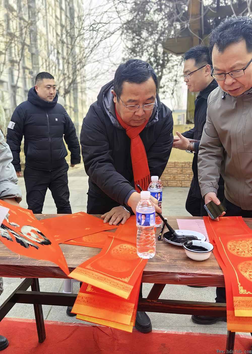 邯郸书协“万福迎春”公益活动走进经开区东方新城