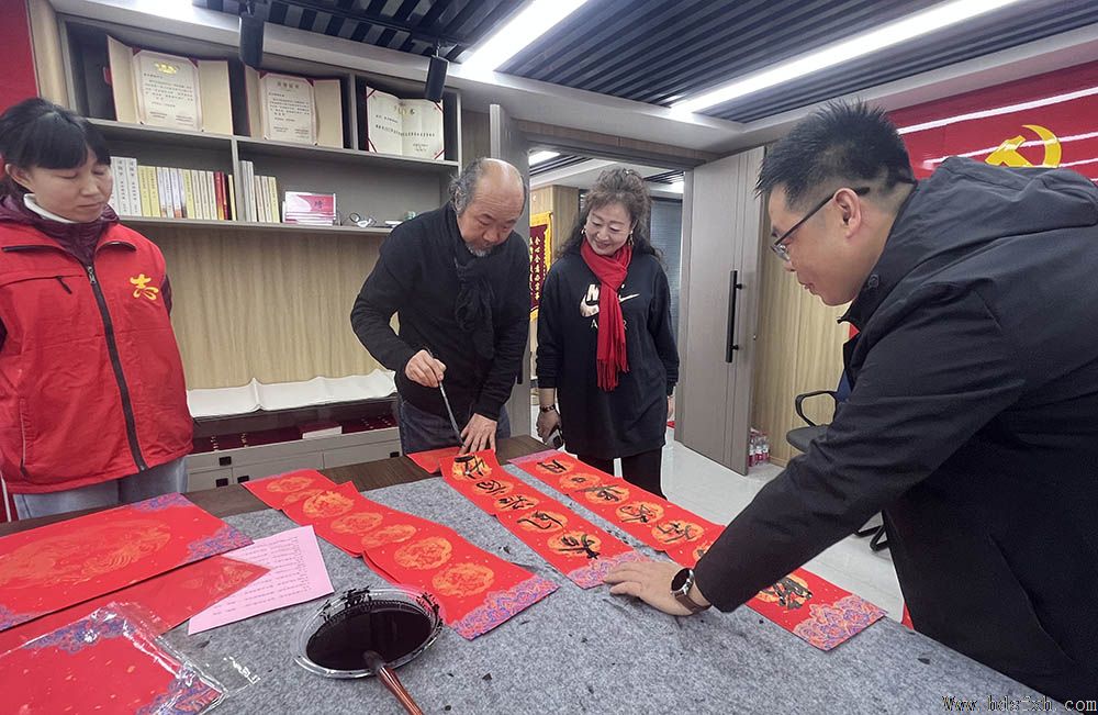 邯郸书协“万福迎春”公益活动走进经开区东方新城