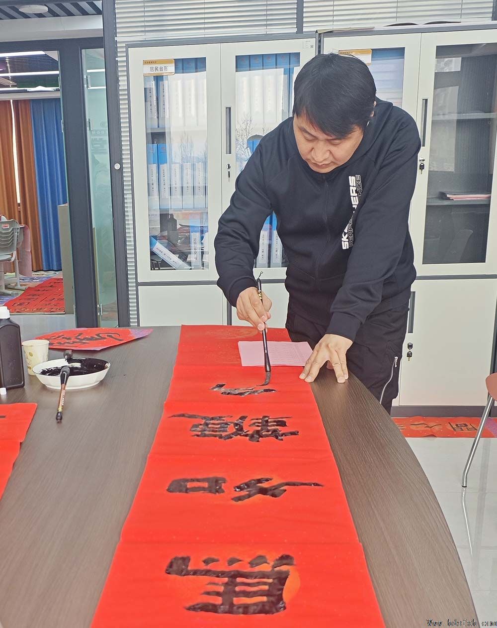 邯郸书协“万福迎春”公益活动走进经开区东方新城