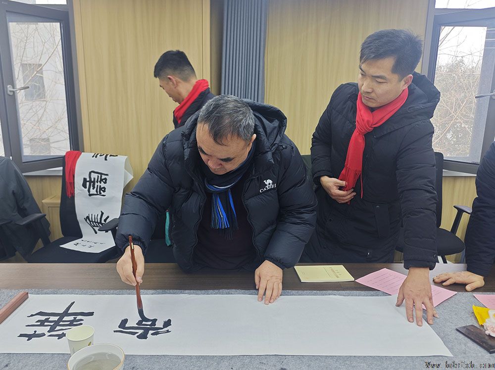 邯郸书协“万福迎春”公益活动走进经开区东方新城