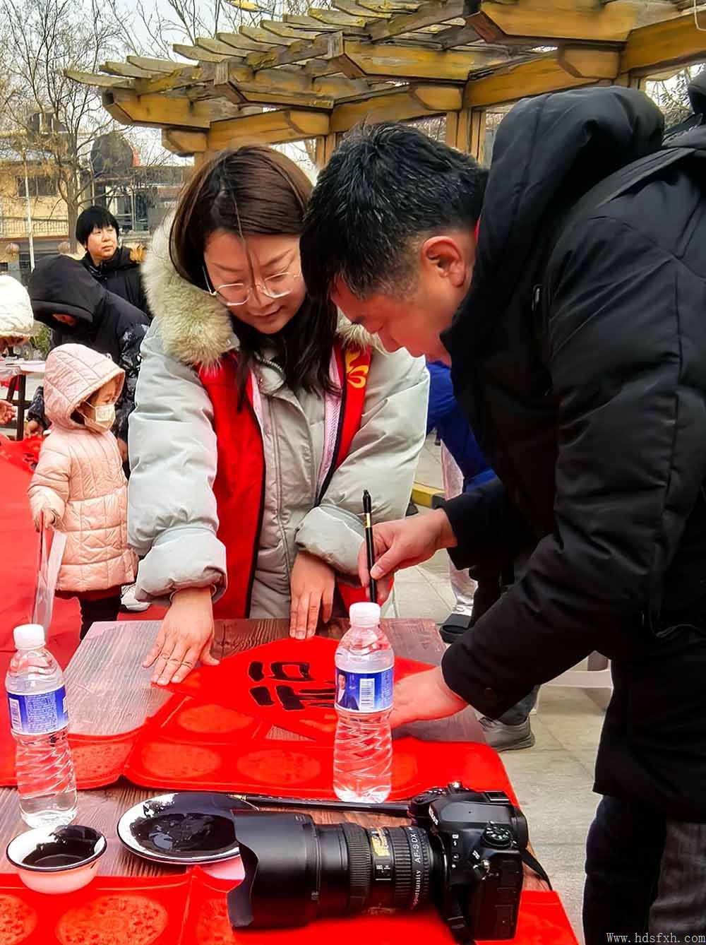 邯郸书协“万福迎春”公益活动走进经开区东方新城