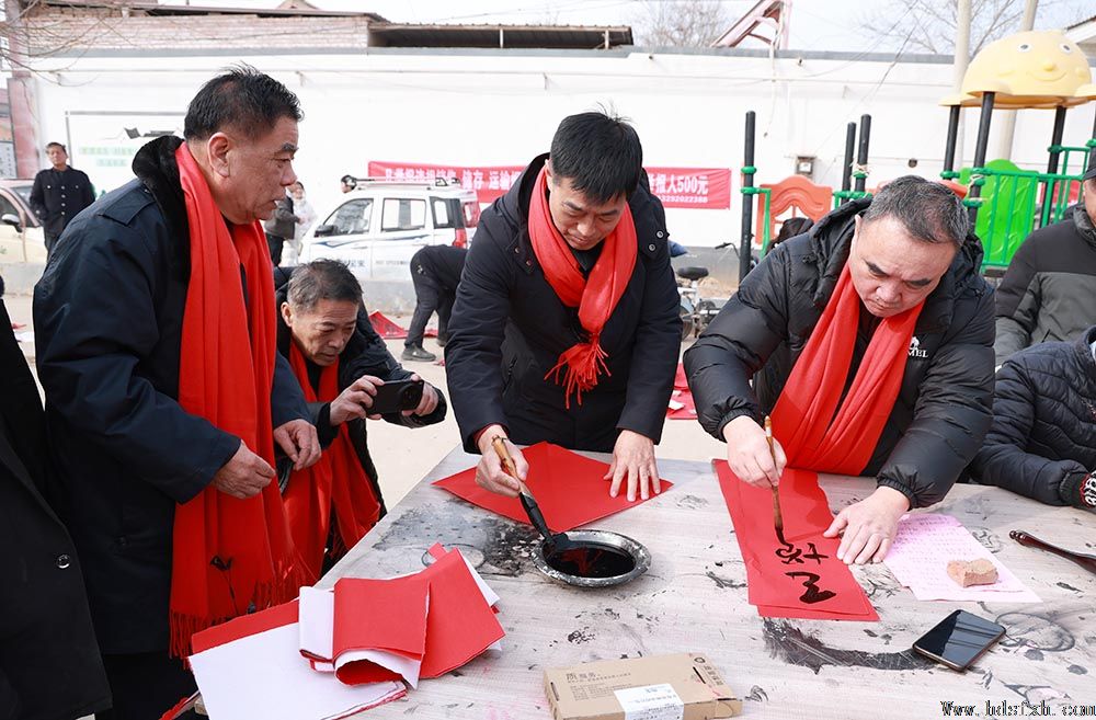 邯郸书协走进成安化店开展“万福迎春”公益活动