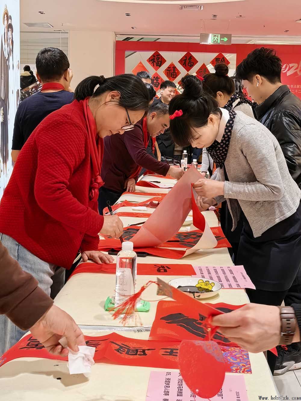 邯郸书协“新春特别行动-万福迎春”走进天鸿广场