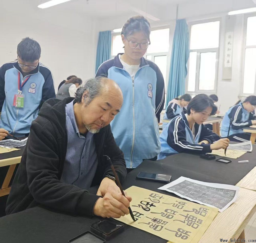 书香致远•墨韵校园—邯郸书协在复兴区三中举行“书香校园”授牌仪式