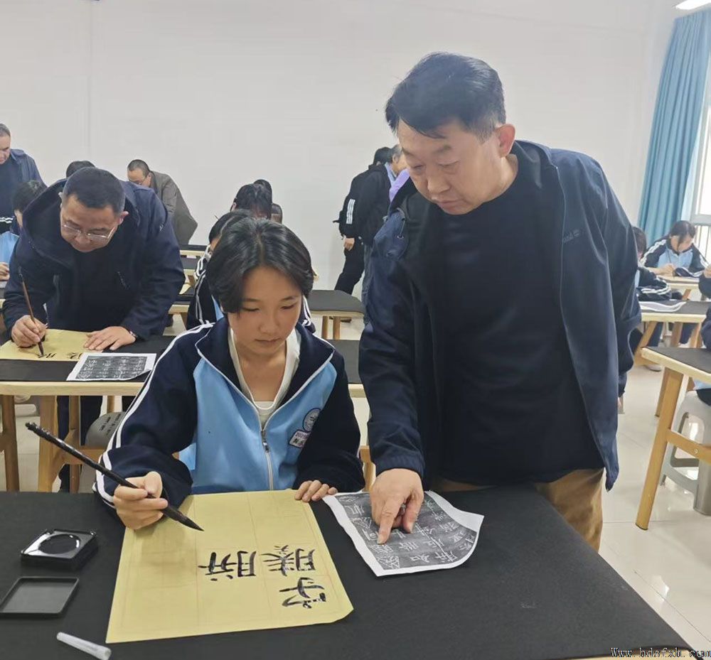 书香致远•墨韵校园—邯郸书协在复兴区三中举行“书香校园”授牌仪式