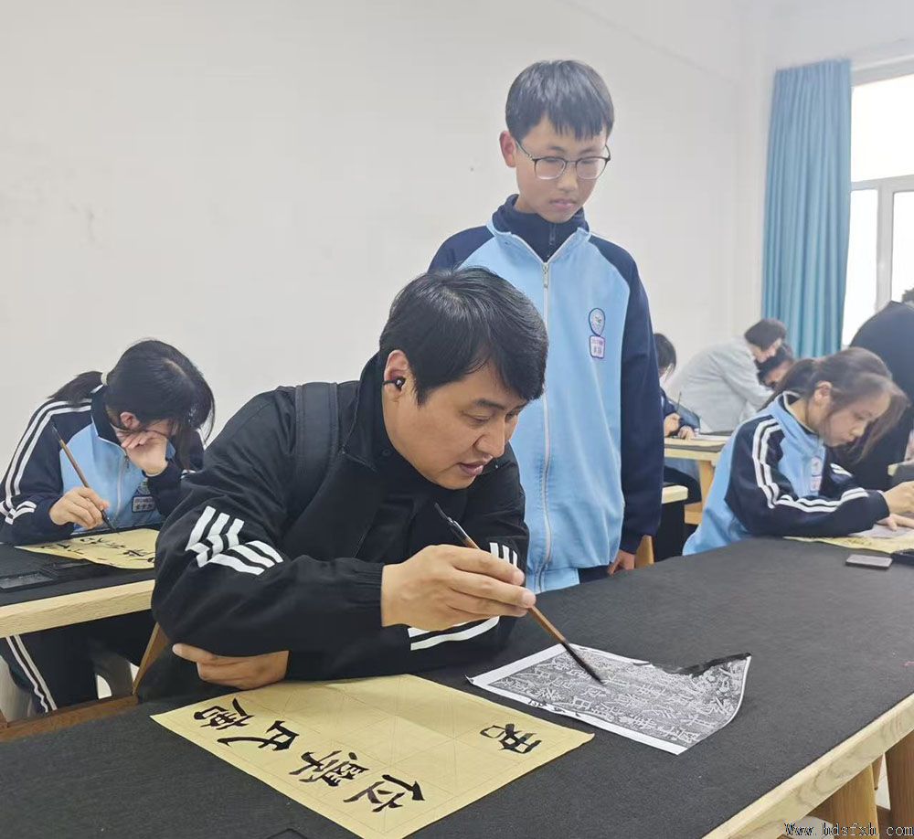 书香致远•墨韵校园—邯郸书协在复兴区三中举行“书香校园”授牌仪式