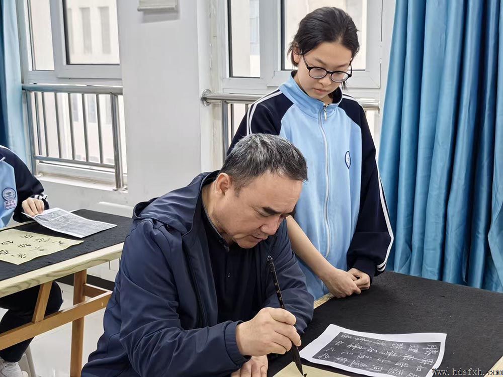 书香致远•墨韵校园—邯郸书协在复兴区三中举行“书香校园”授牌仪式