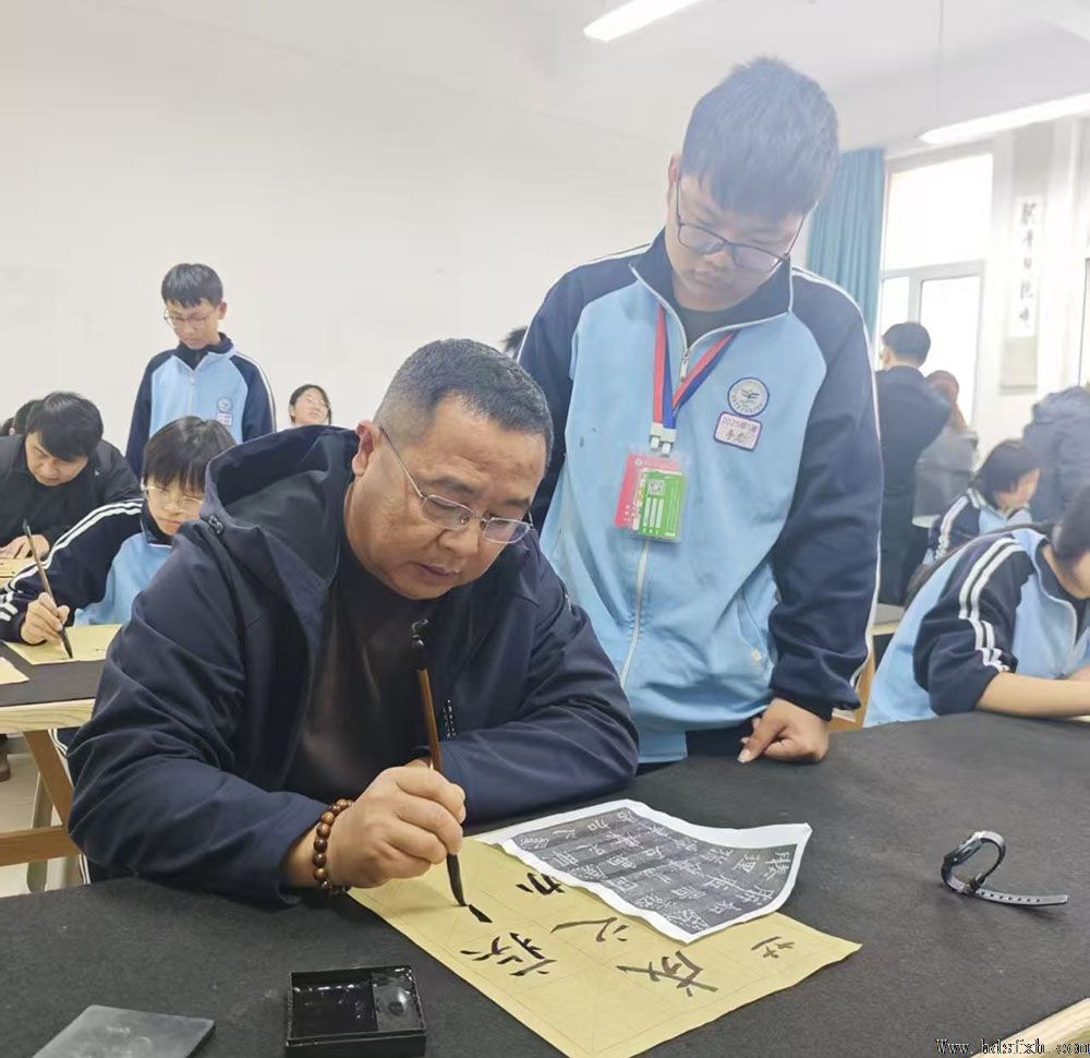 书香致远•墨韵校园—邯郸书协在复兴区三中举行“书香校园”授牌仪式