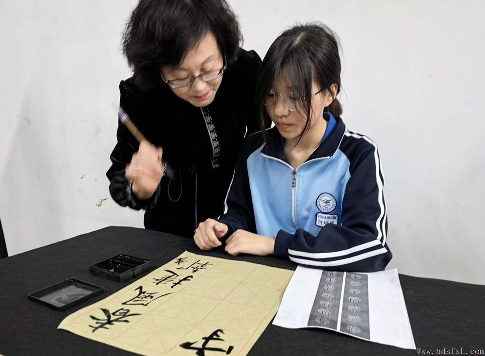 书香致远•墨韵校园—邯郸书协在复兴区三中举行“书香校园”授牌仪式