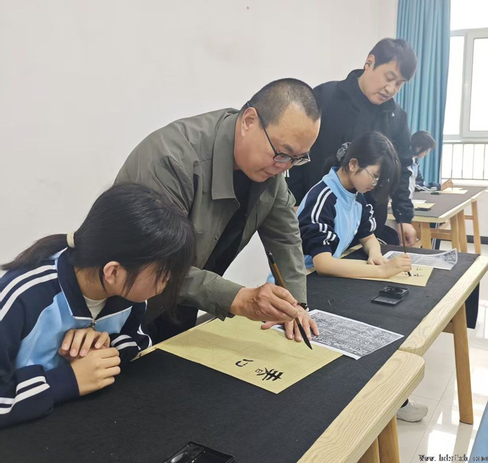 书香致远•墨韵校园—邯郸书协在复兴区三中举行“书香校园”授牌仪式